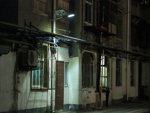 路灯下的小巷