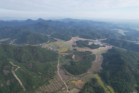 蓝天白云大山村落