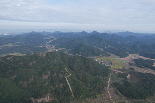 蓝天白云大山村落