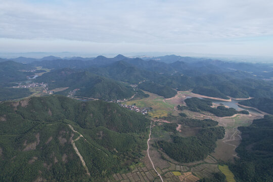 绿色山林秋景