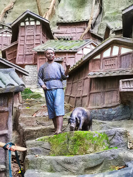 雕塑人物和家猪