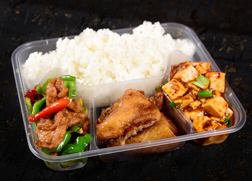 盒饭小炒肉鱼块麻婆豆腐