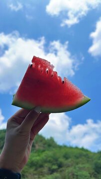 手拿西瓜