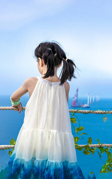 海边小女孩背影