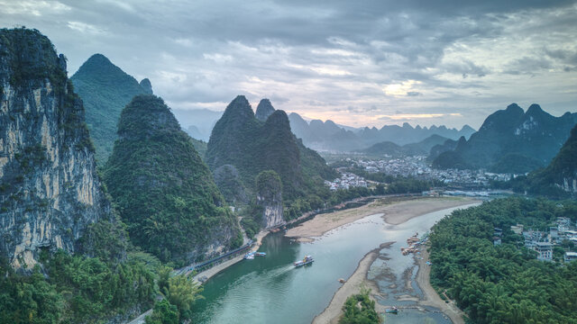 桂林山水漓江兴坪段