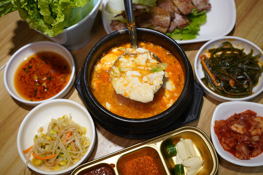嫩豆腐汤韩国料理美食