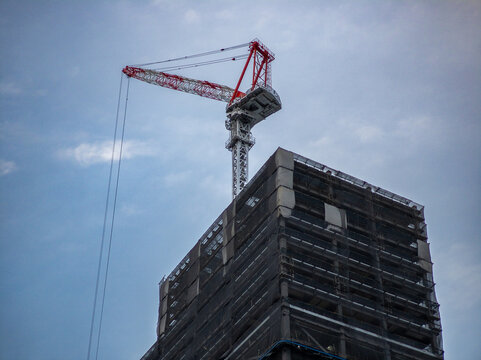 城市建筑工地里高耸入云的塔吊