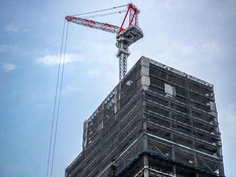 城市建筑工地里高耸入云的塔吊