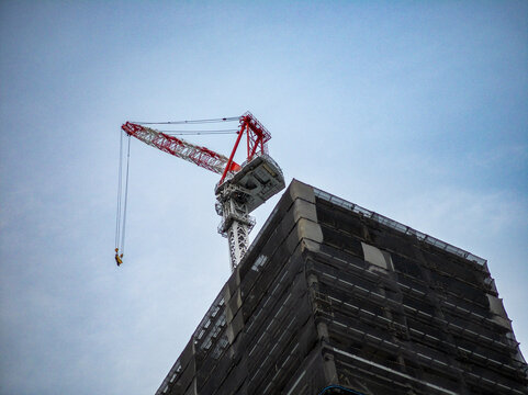 城市建筑工地里高耸入云的塔吊