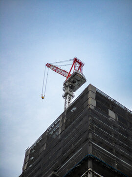 城市建筑工地里高耸入云的塔吊