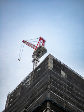 城市建筑工地里高耸入云的塔吊