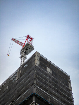 城市建筑工地里高耸入云的塔吊