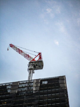 城市建筑工地里高耸入云的塔吊