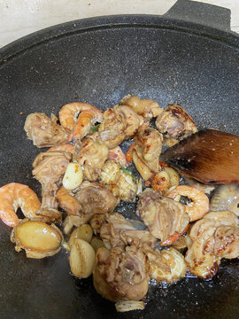 鲍鱼虾焖鸡煲