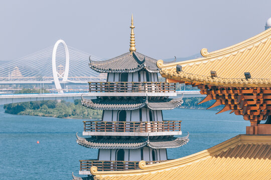 柳州文庙中式建筑与柳江滨水风光