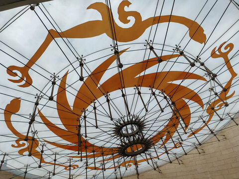 太阳神鸟图案穹顶建筑
