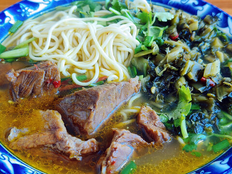 酸菜红烧牛肉面