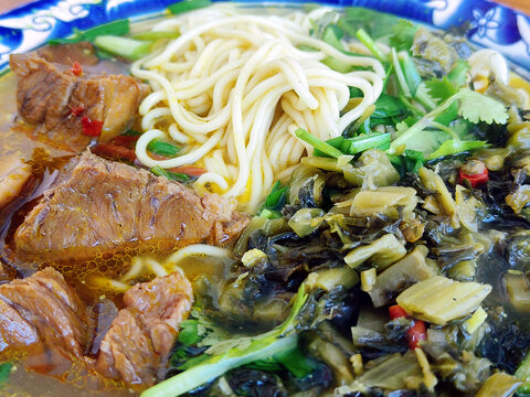 酸菜红烧牛肉面