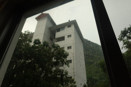 雨天窗外