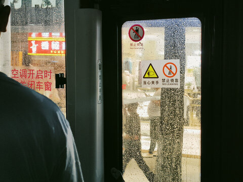 公交窗户雨珠
