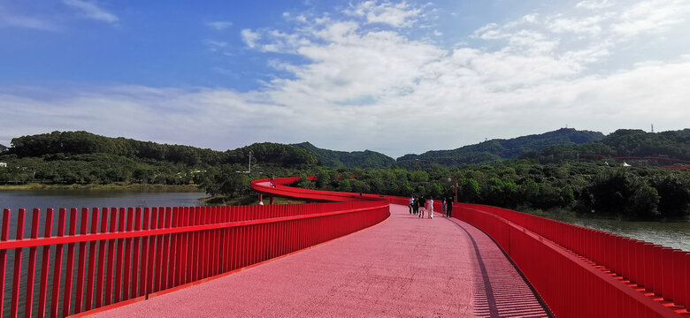 在虹桥公园的桥上