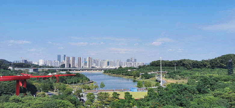虹桥上远眺城市建筑和水库