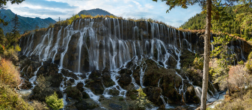 四川阿坝九寨沟诺日朗瀑布