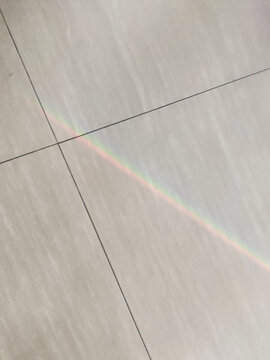 地板上的彩虹