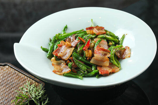 辣椒牛肝菌炒腊肉