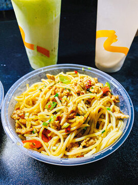 肉丝炒粉奶茶夜宵打包宵夜