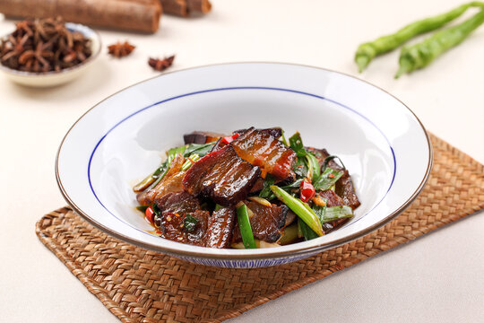 大蒜炒腊肉