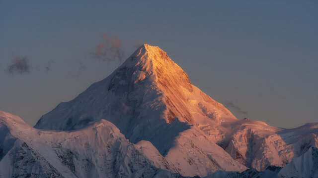川西贡嘎雪山日照金山