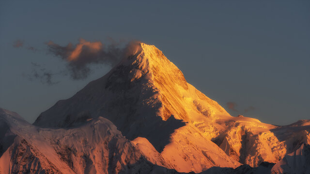 川西贡嘎雪山日照金山