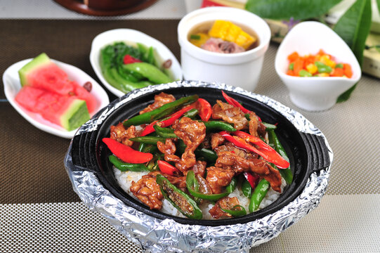 农家小炒肉煲仔饭