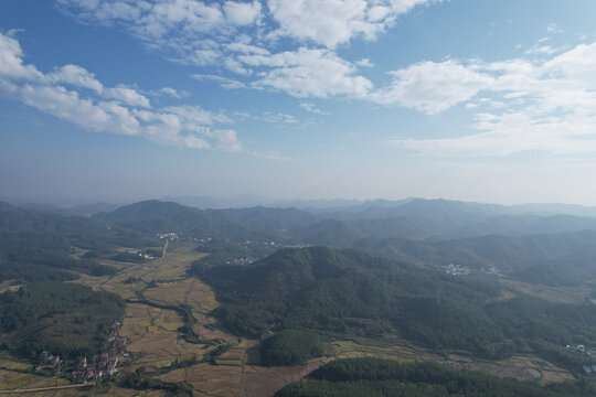 大山村落蓝天白云
