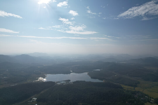 蓝天白云大山湖泊