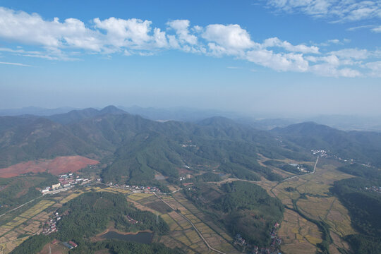 蓝天白云村落公路