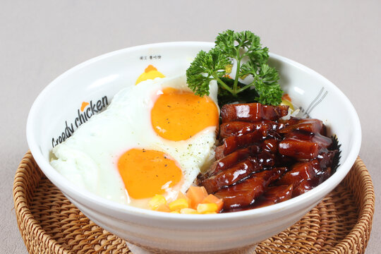红烧肉蛋饭