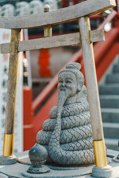 蛇形雕塑