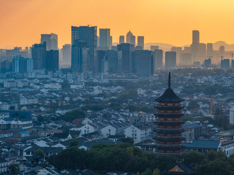 航拍夕阳下苏州古城区北寺塔高新区同框
