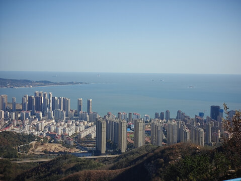 山顶俯瞰海滨城市风光