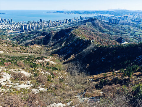 山顶俯瞰威海城市风光