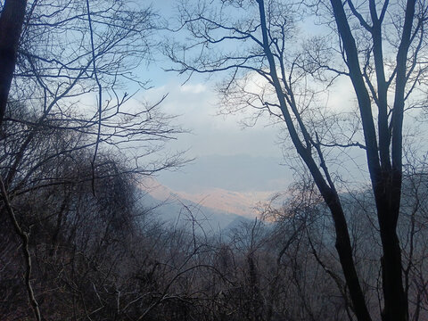 远眺山峰