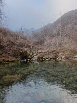 清澈湖水