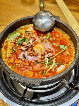 特色美食贵州酸汤朵朵粉火锅