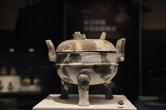 灰陶鼎