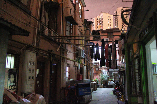 上海杂乱老弄堂夜色上海旅游