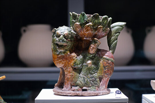 三彩狮形灯