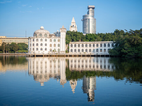 广州流花湖水边的建筑和倒影