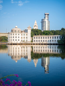 广州流花湖水边的建筑和倒影